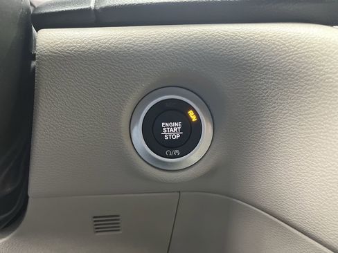 Used 2024 Chrysler Pacifica Touring-L image 20