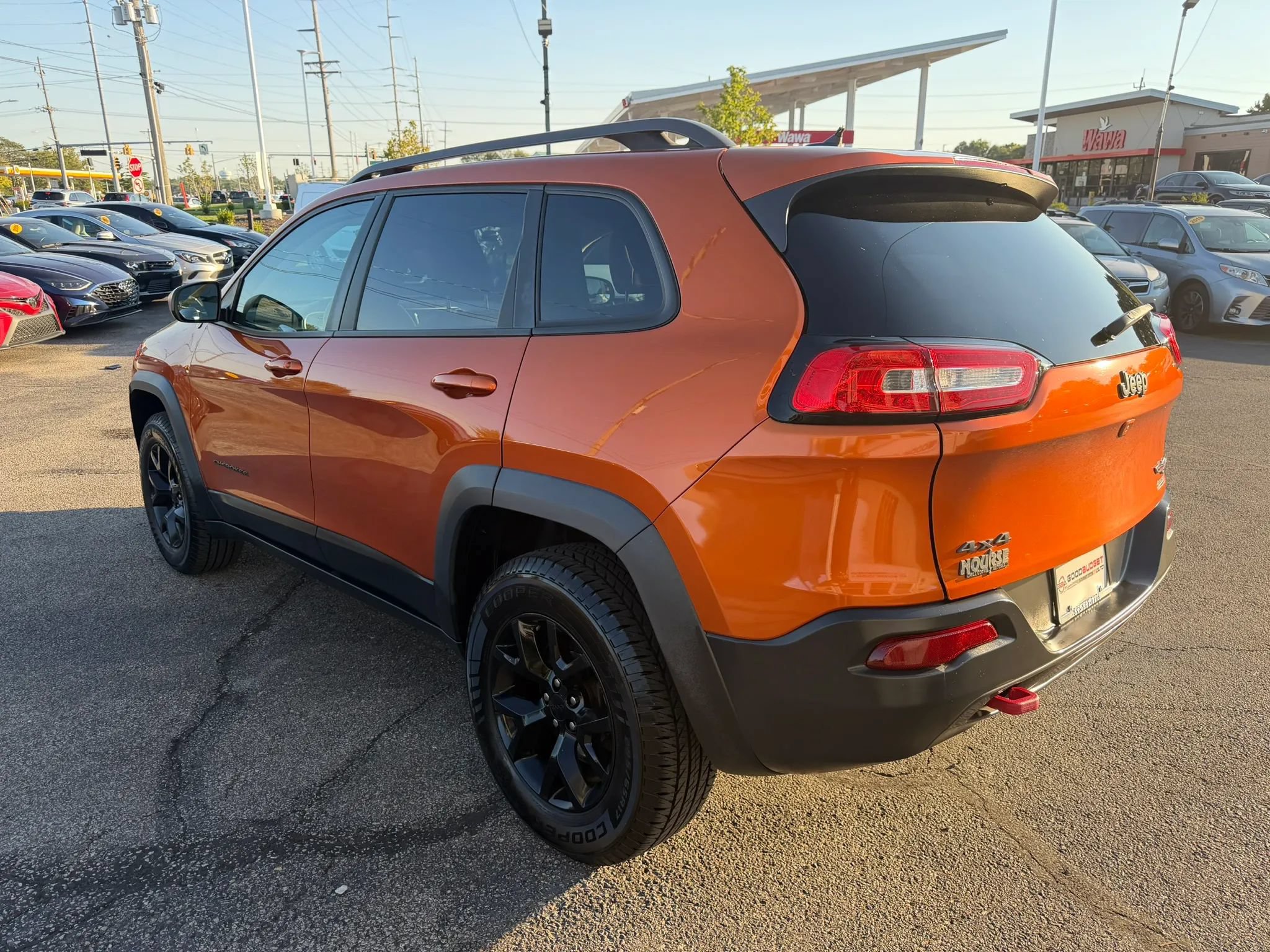 Used 2015 Jeep Cherokee Trailhawk AWD/4WD image 3