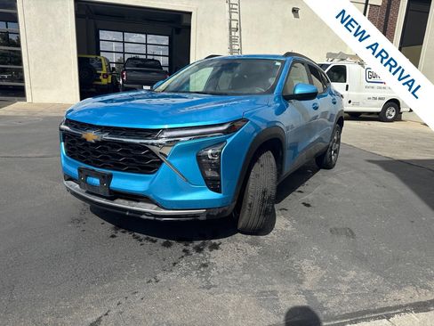 Used 2025 Chevrolet Trax LT w/ LT Convenience Package FWD image 3