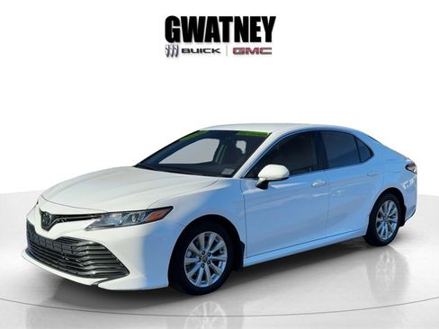 Used 2020 Toyota Camry LE image 2