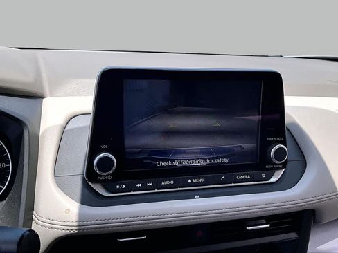 Certified 2025 Nissan Rogue SV FWD image 25