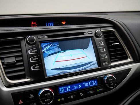 Used 2019 Toyota Highlander XLE AWD/4WD image 22
