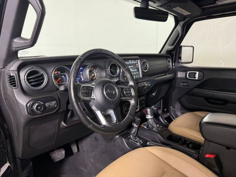 Used 2018 Jeep Wrangler Unlimited Sahara image 4