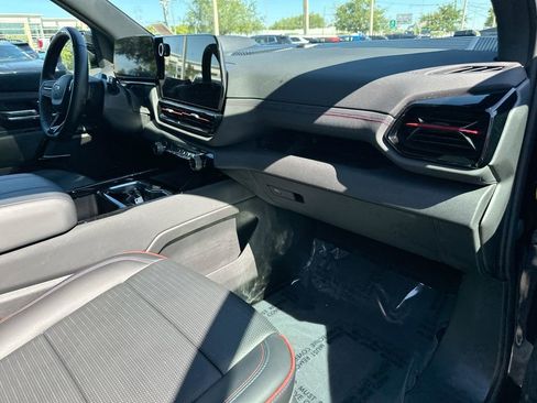 Certified 2025 Chevrolet Silverado EV RST AWD/4WD image 29