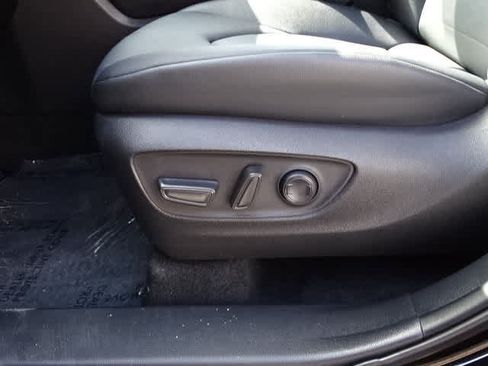 Used 2025 Toyota Highlander XLE FWD image 17