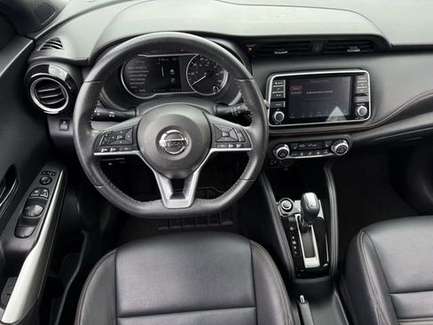 Used 2019 Nissan Kicks SR w/ SR Premium Package FWD image 11