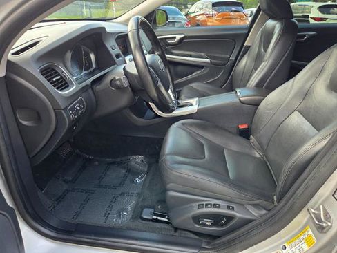 Used 2018 Volvo V60 T5 Cross Country image 16