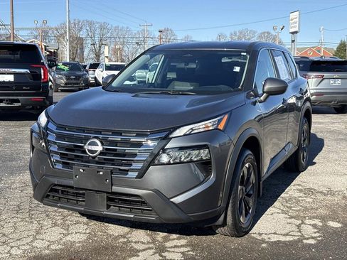 Used 2025 Nissan Rogue SV image 3