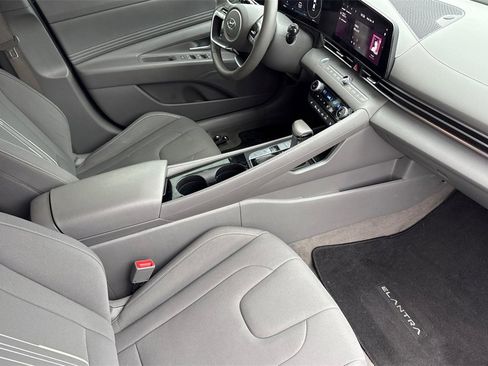 Used 2023 Hyundai Elantra SEL w/ Convenience Package image 17