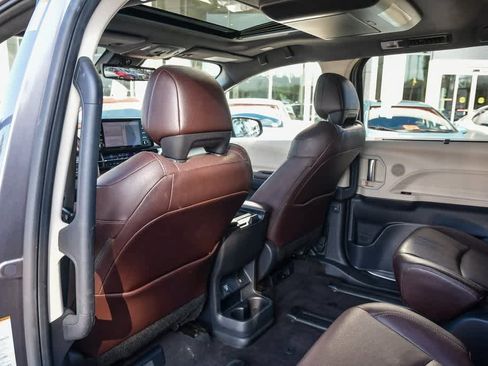 Used 2021 Toyota Sienna Platinum image 24
