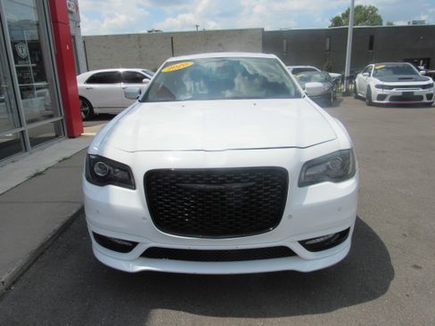 Used 2020 Chrysler 300 Touring L w/ 300 Premium Group AWD/4WD image 3