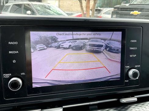 Used 2022 Kia Carnival LX image 27