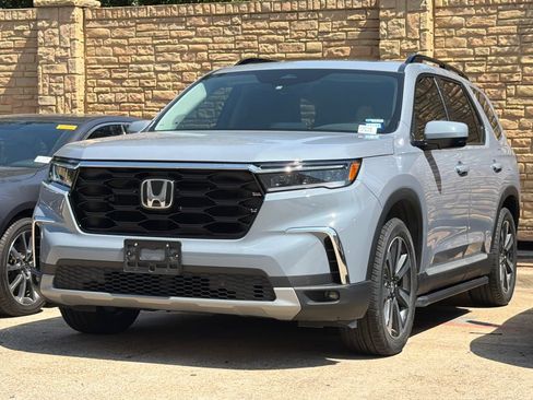 Certified 2025 Honda Pilot Touring image 1