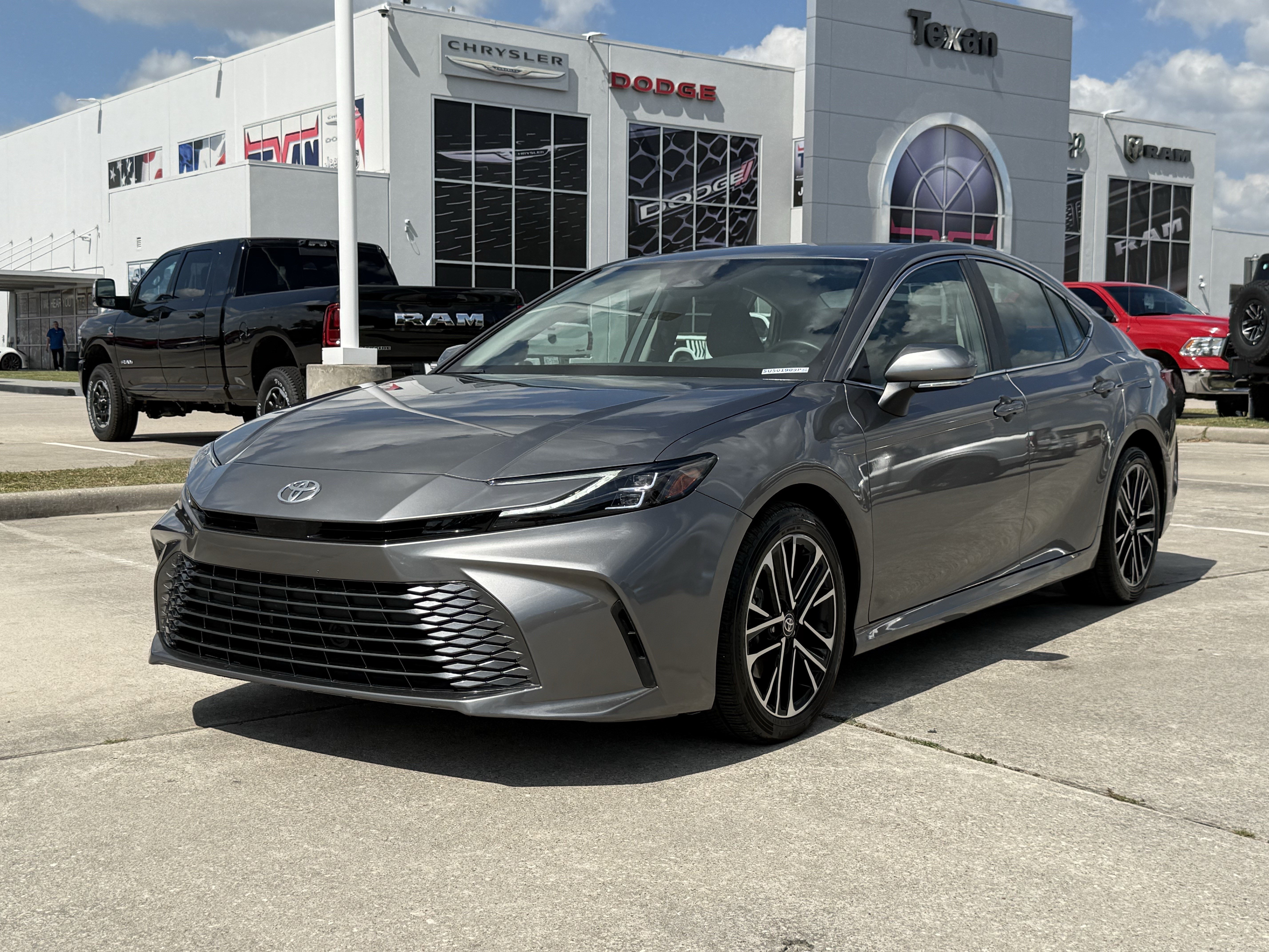 Used 2025 Toyota Camry XLE FWD image 9