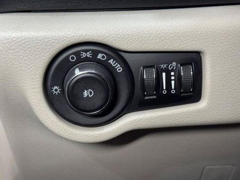 Used 2018 Chrysler Pacifica Touring-L FWD image 37