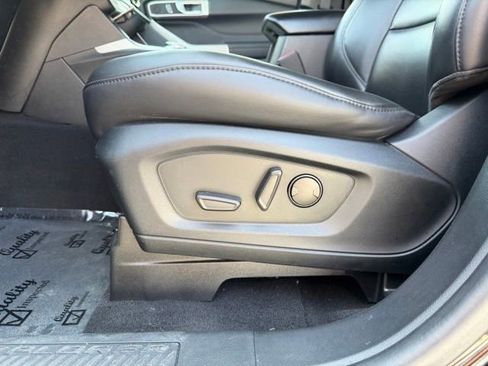 Certified 2021 Ford Explorer XLT w/ Equipment Group 202A RWD image 9