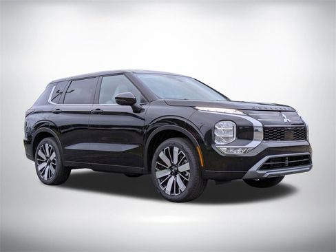 New 2025 Mitsubishi Outlander SE image 2