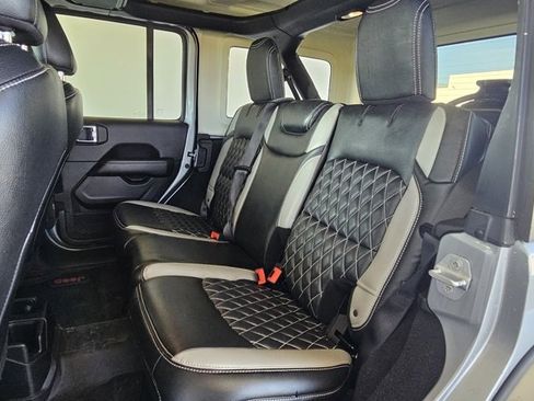 Used 2019 Jeep Wrangler Unlimited Sahara image 16