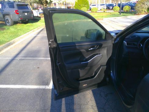 Used 2023 Toyota Highlander XLE image 17