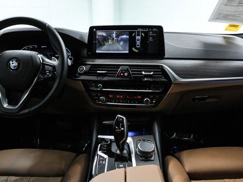 Certified 2023 BMW 530e w/ Premium Package image 13