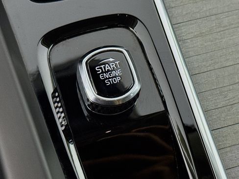 Used 2025 Volvo XC60 B5 Plus image 20