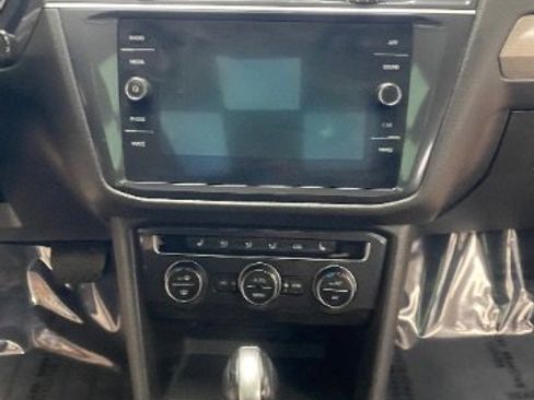 Used 2021 Volkswagen Tiguan SE w/ Panoramic Sunroof Package image 26
