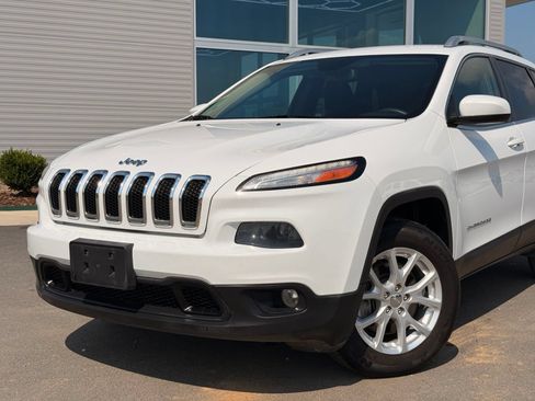 Used 2018 Jeep Cherokee Latitude w/ Safety Group AWD/4WD image 4