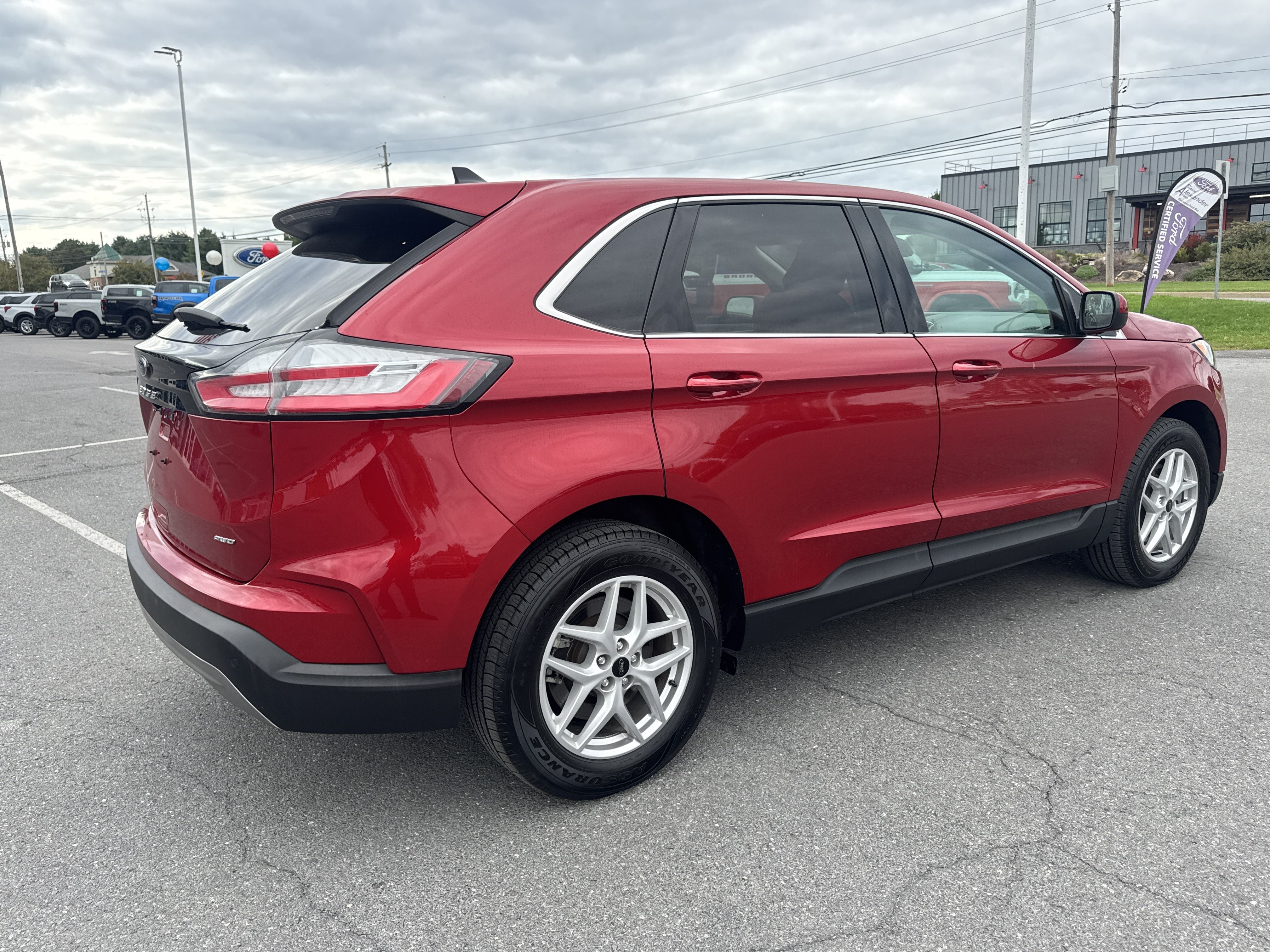 Used 2024 Ford Edge SEL AWD/4WD image 3
