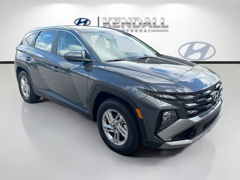 Used 2025 Hyundai Tucson SE image 1