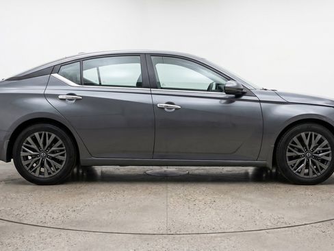 Used 2025 Nissan Altima 2.5 SV FWD image 8