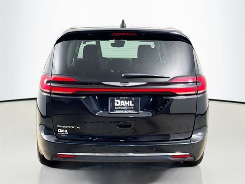 Used 2024 Chrysler Pacifica Touring-L image 6