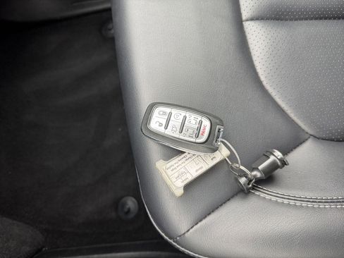 Used 2025 Chrysler Pacifica Select image 20