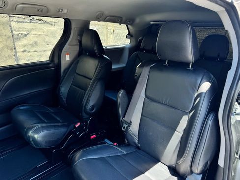 Used 2017 Toyota Sienna SE w/ SE Preferred Package FWD image 19