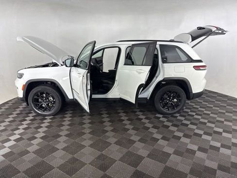 Used 2025 Jeep Grand Cherokee Altitude AWD/4WD image 11