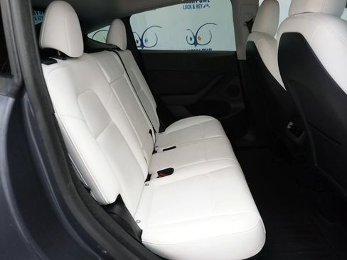 Used 2023 Tesla Model Y Performance image 16