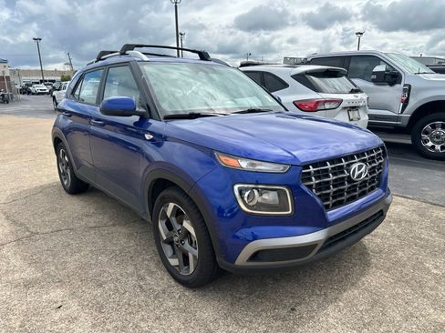 Used 2023 Hyundai Venue SEL FWD image 3