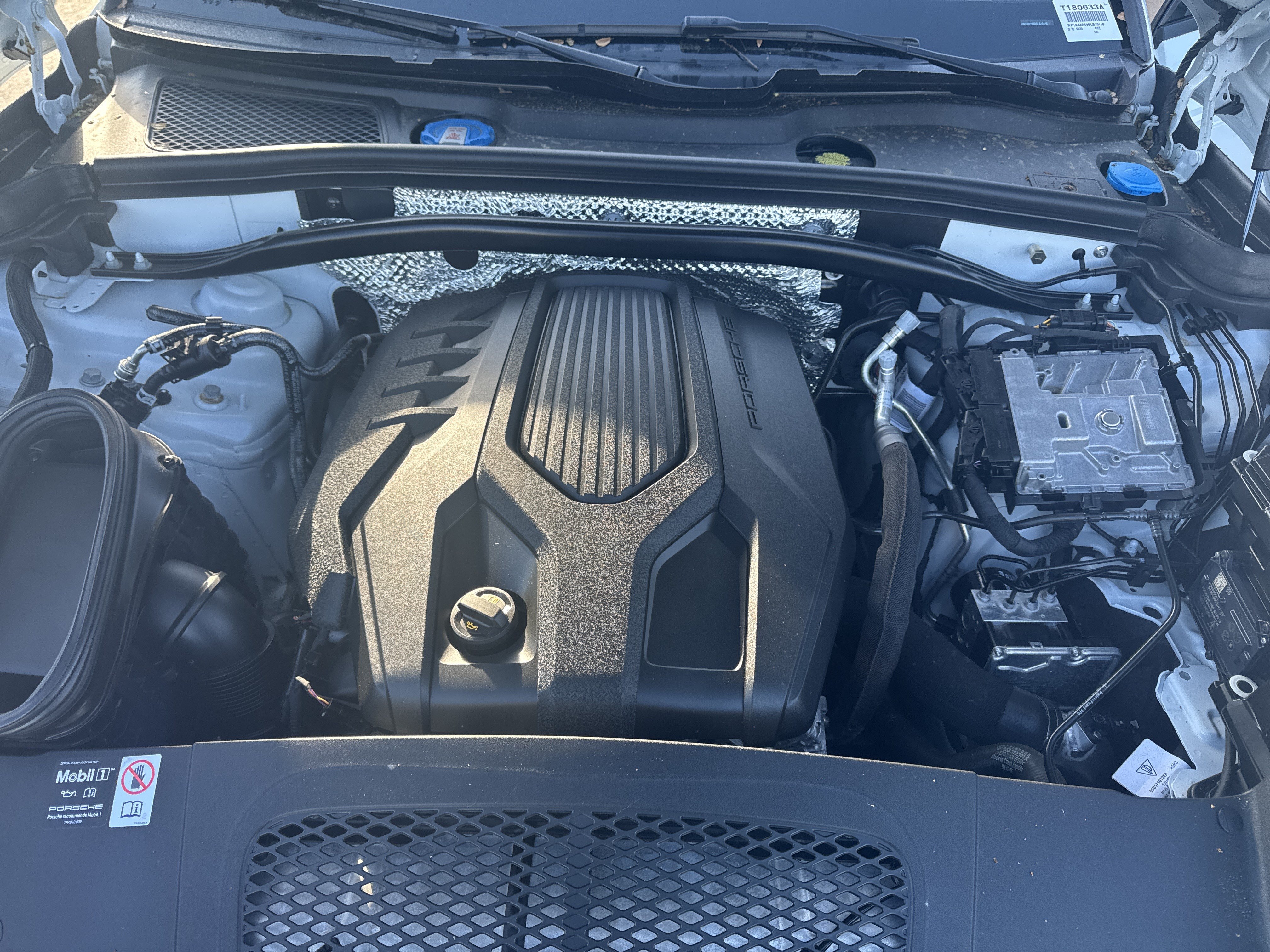 Used 2025 Porsche Macan AWD/4WD image 36