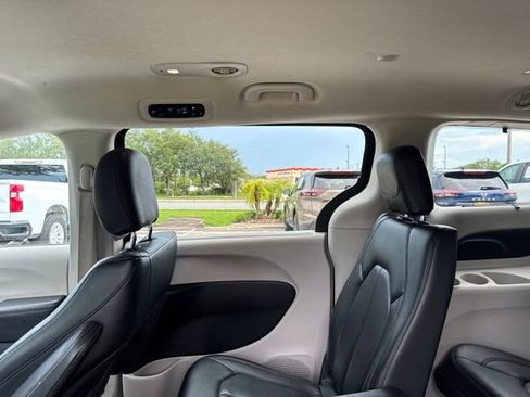 Used 2019 Chrysler Pacifica Touring-L FWD image 16