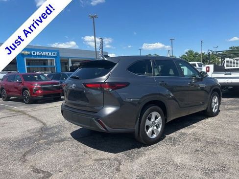 Used 2024 Toyota Highlander LE AWD/4WD image 3
