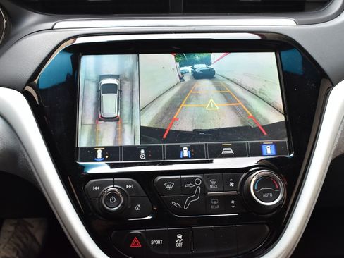 Used 2020 Chevrolet Bolt Premier w/ Infotainment Package FWD image 29