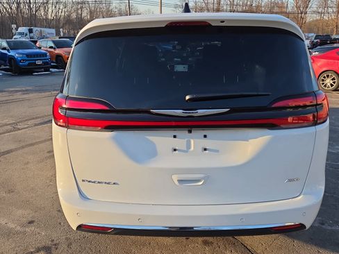 New 2026 Chrysler Pacifica Select image 9