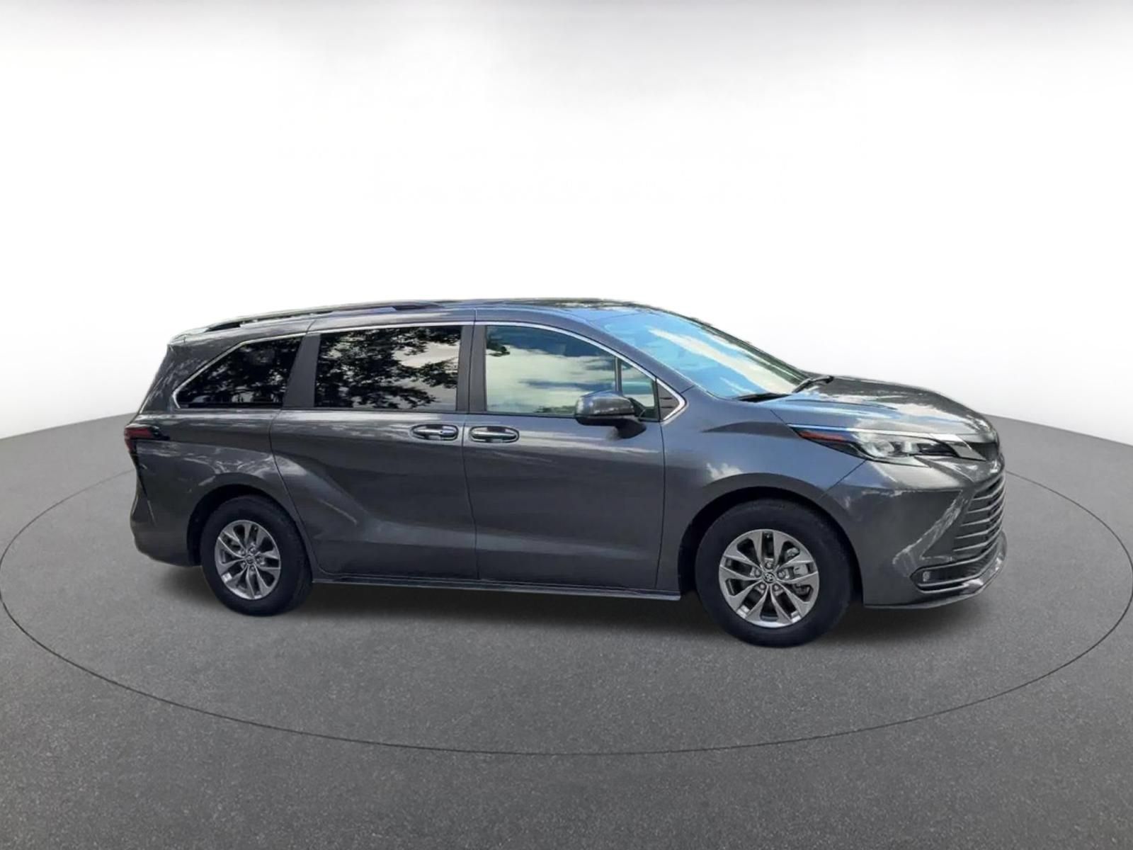 Used 2025 Toyota Sienna XLE FWD image 2