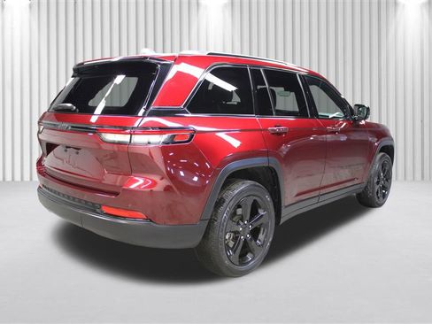 Used 2025 Jeep Grand Cherokee Altitude image 3