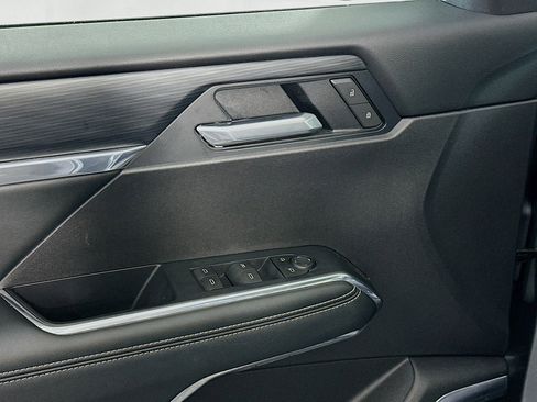 Used 2025 GMC Acadia Elevation image 15