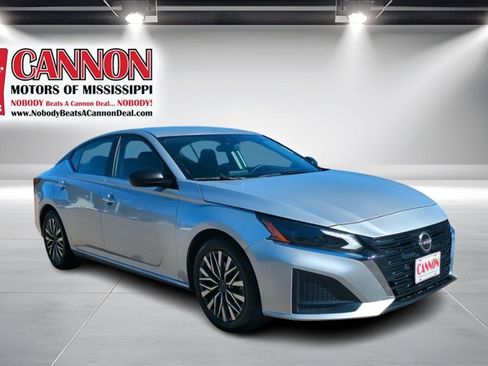 Used 2024 Nissan Altima 2.5 SV image 3