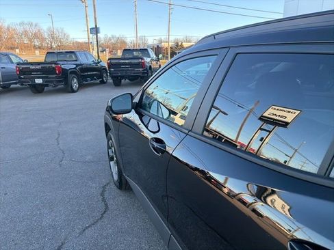 Used 2025 Chevrolet Trax LT w/ LT Convenience Package image 25