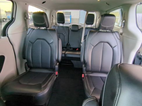 Used 2024 Chrysler Pacifica Touring-L image 18