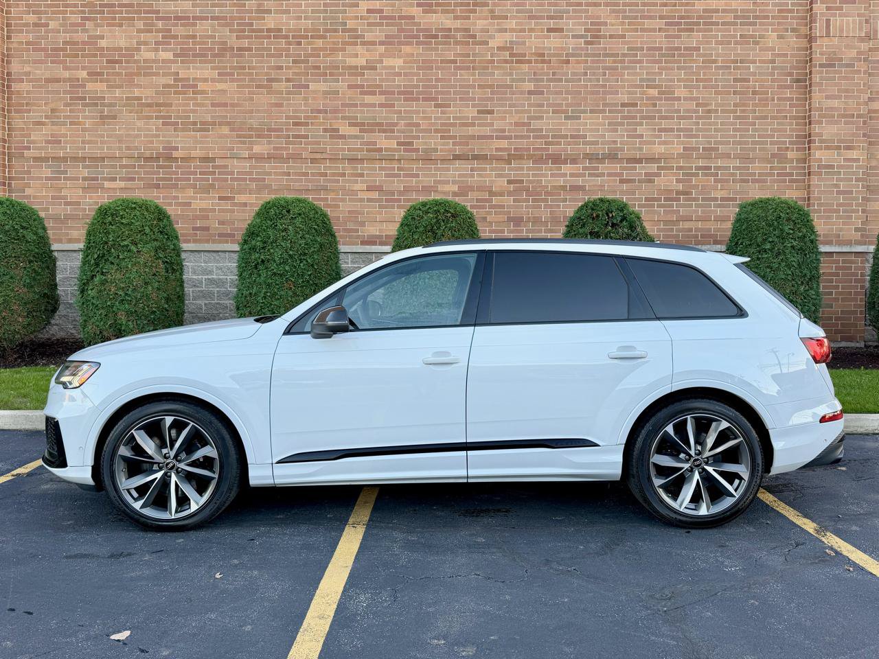 Used 2023 Audi SQ7 Prestige AWD/4WD image 4