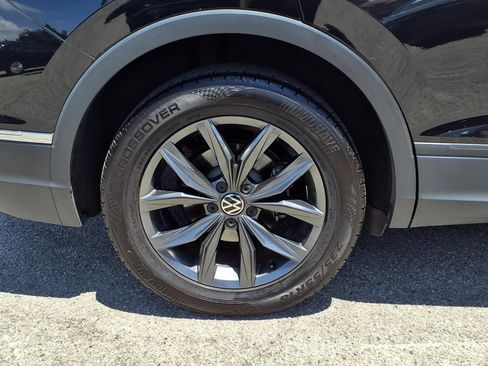 Used 2023 Volkswagen Tiguan SE w/ Panoramic Sunroof Package FWD image 4