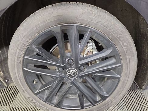 Used 2025 Toyota Camry SE FWD image 11
